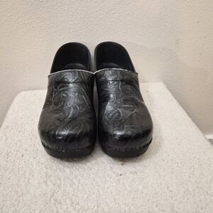 Dansko Black Embossed Clogs size 8.5